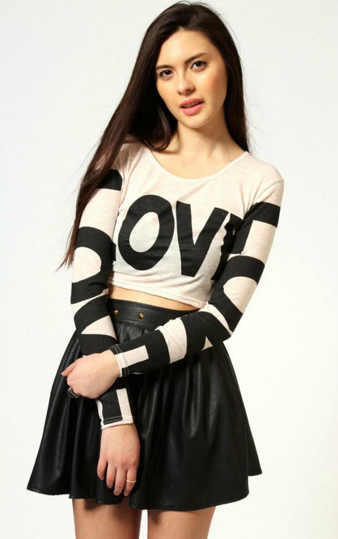 Thay vì những mẫu crop top khoét nách, bạn nên thay bằng các kiểu áo cao cổ, tay dài và phần eo được đẩy sâu xuống. Cách mix đồ này sẽ giúp bạn có một bộ trang phục hợp mùa mà vẫn không mất đi sự gợi cảm khi diện crop top.