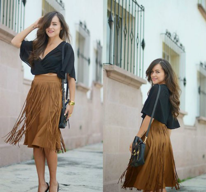 Có rất nhiều cách để mix crop top đẹp cho những ngày mùa thu. Mix cùng chân váy tua rua đậm phong cách bohemian là gợi ý cho bạn. Với kiểu mix đồ này bạn nên chọn những màu sắc trung tính như trắng, đen hay màu bã trầu.