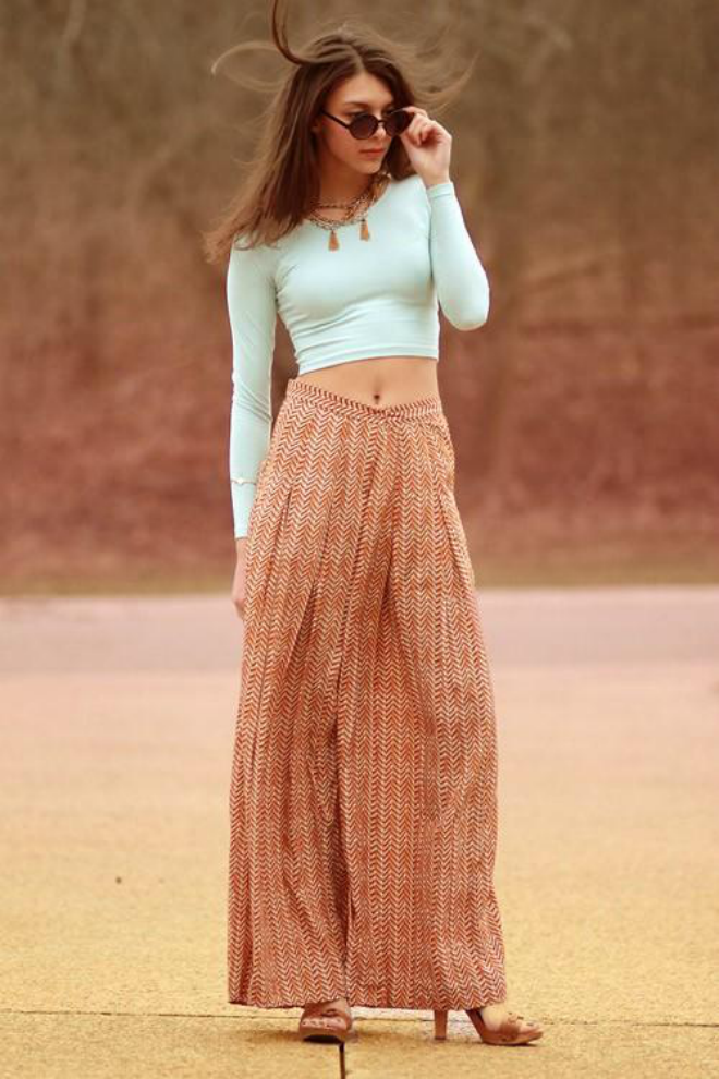 Crop top với quần váy dài tha thướt và họa tiết đậm chất thu sẽ rất phù hợp cho ngày dạo phố.