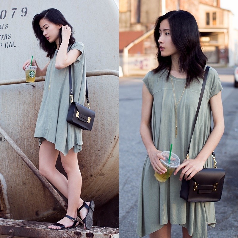 Những chiếc váy xám dáng xòe thoải mái cũng vẫn là sự lựa chọn phù hợp cho bạn gái trong mùa thu này.