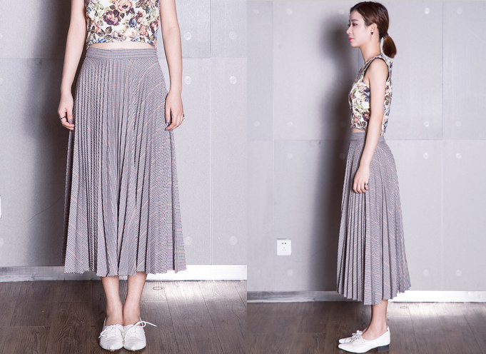 Chân váy midi xếp ly cũng là lựa chọn cho cô nàng yêu thích vẻ đẹp dịu dàng, cổ điển. Mix cùng áo thun và giày thể thao để xuống phố thật năng động.