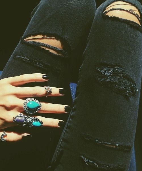 3. Bạn khó chịu khi chiếc quần jeans tối màu của bạn làm phai màu ra tay bạn hoặc những đồ sáng màu khác mỗi khi chạm vào. Hãy ngâm chúng với nước có pha chút muối để ổn định màu nhuộm.
