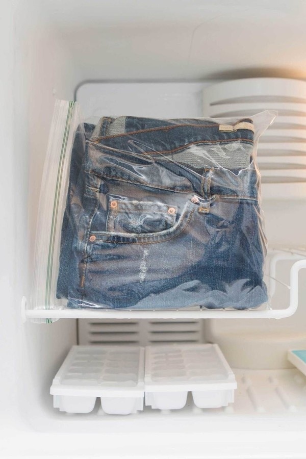 4. Thay vì giặt với nước, bạn có thể làm sạch quần jeans bằng cách cho vào túi zip và để vào ngăn đá tủ lạnh qua đêm. Nhiệt độ thấp sẽ giúp tiêu diệt vi khuẩn và mùi hôi.