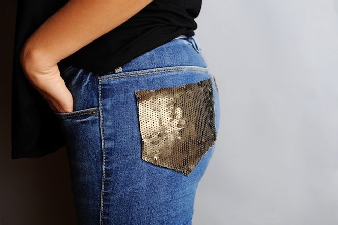 6. Đắp vải họa tiết vào túi quần sau để giúp chiếc quần jeans cũ của bạn trông lạ mắt và ấn tượng như mới.