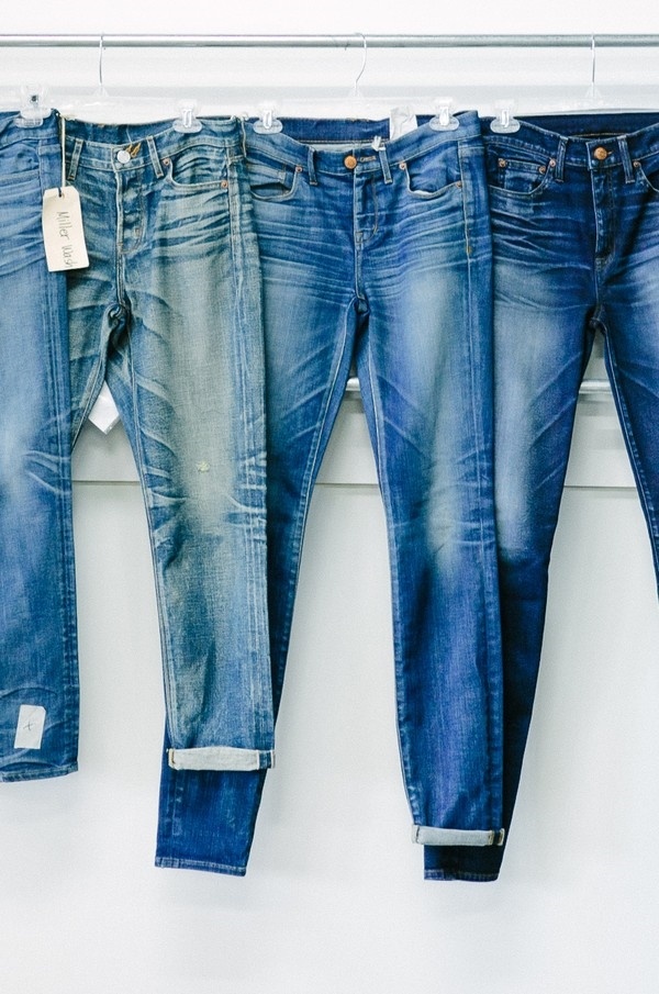 7. Sau khi giặt, bạn hãy cho quần jeans vào máy sấy quần áo trong vòng 10 phút ở chế độ vừa (medium) rồi mới phơi như bình thường. Chiếc quần jeans sẽ không bị cứng khi khô.