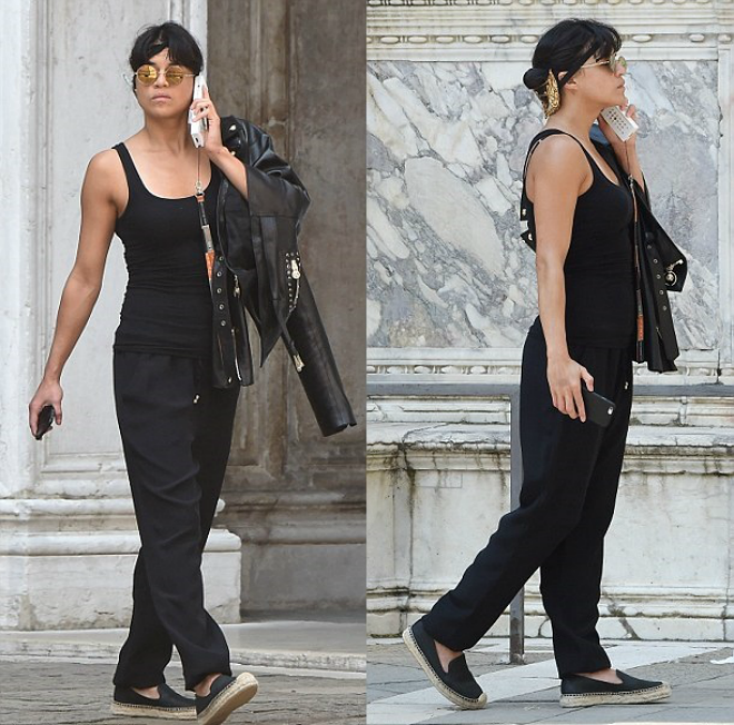 Nữ diễn viên Michelle Rodriguez ton-sur-ton năng động với áo ba lỗ, quần ống rộng, áo jacket và slip-on tông màu đen. Ảnh: Dailymail.