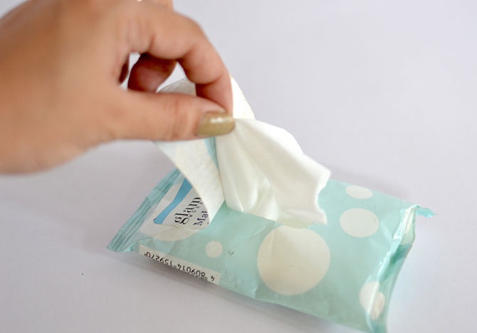 2. Quá chăm lau khăn tẩy trang Các loại khăn làm sạch có bán sẵn thực tế chỉ phù hợp với các chuyến đi xa, còn nếu lạm dụng thì những hóa chất trên đó sẽ gây hại cho da của bạn. Dù nó có thể loại bỏ mỹ phẩm một cách nhanh chóng thì cũng không thể tốt cho da bằng việc rửa mặt với nước hàng ngày.