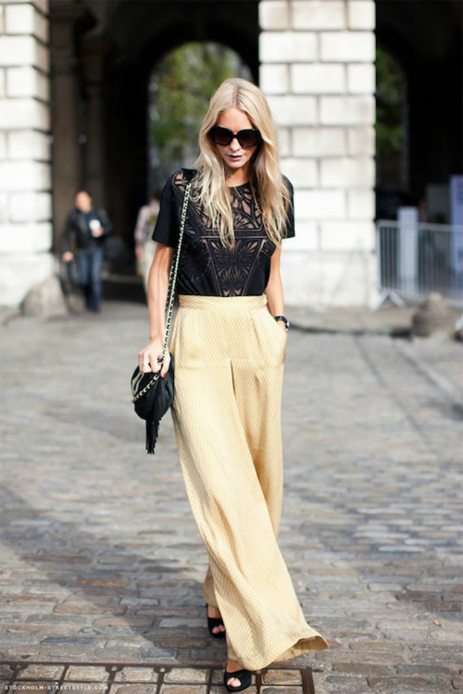 Poppy Delevigne thể hiện gu thẩm mỹ cực tốt với quần palazzo vàng nhạt họa tiết lưới mix cùng áo thun lạ mắt.