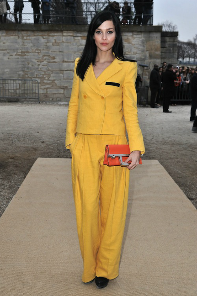 Leigh Lezark lại chọn một bộ suit màu vàng mustard với phần quần palazzo sành điệu.