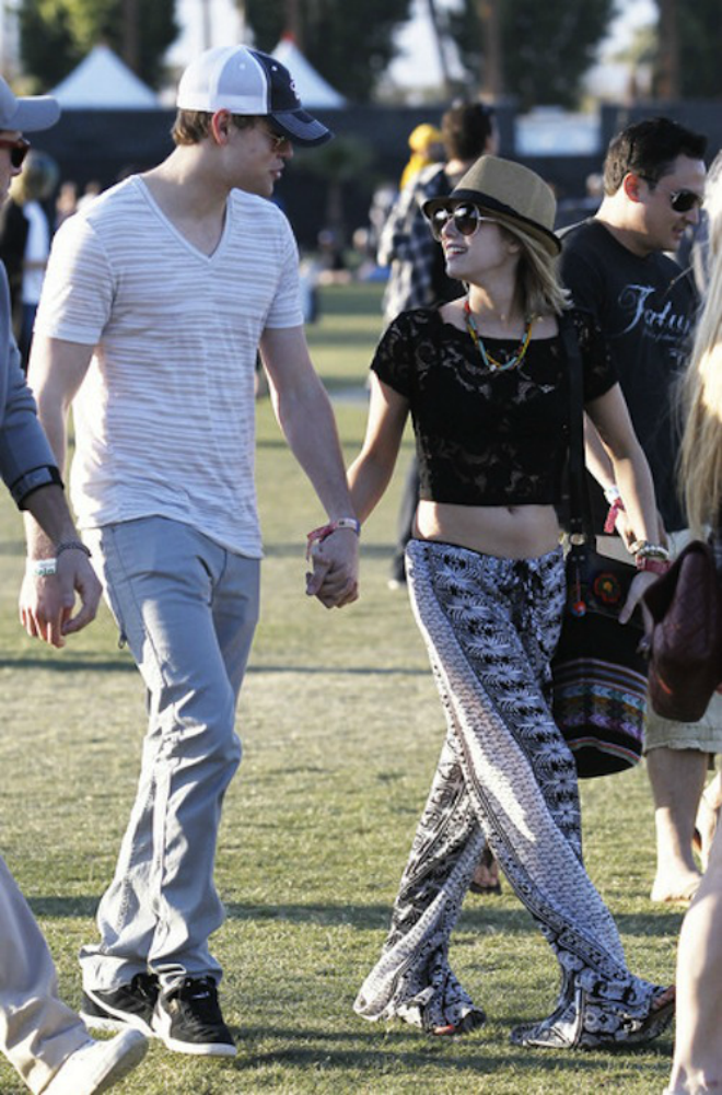 Emma Robert rạng rỡ tại festival âm nhạc Coachella với quần palazzo họa tiết và crop top ren cá tính.