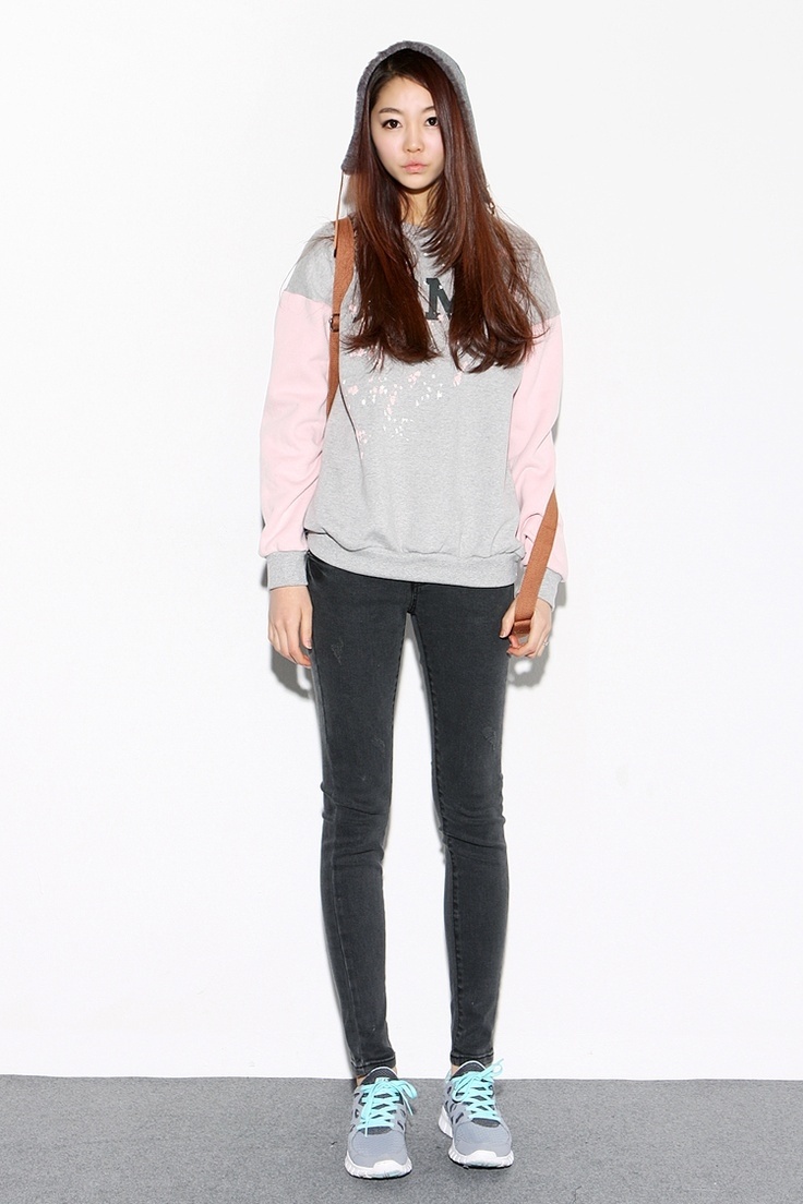 Quần skinny đủ màu sắc phối với các thể loại trang phục khác như áo sweater, giày thể thao khoẻ khoắn đến áo sơ-mi, sandals giản dị thuận tiện cho bạn khi lên giảng đường hoặc đi chơi.