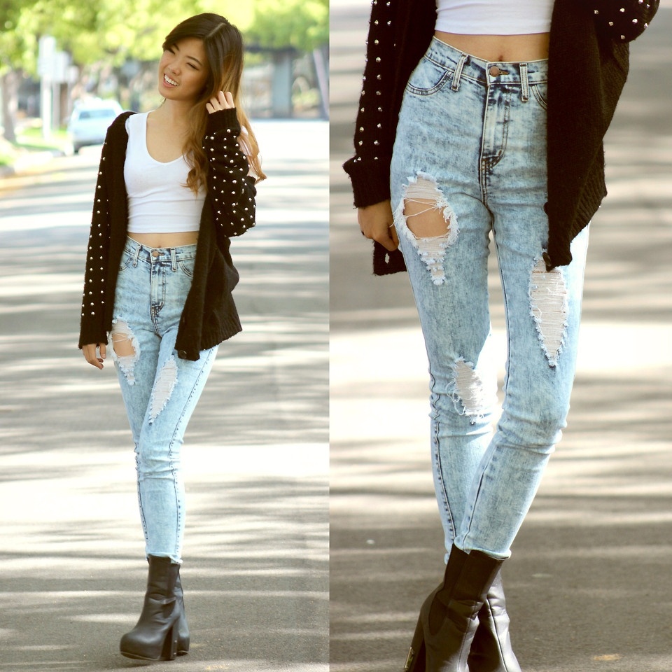 Quần lưng cao màu bạc với một chút rách rưới sẽ giúp các cô gái độ tuổi 20 trông bụi bặm, nhí nhảnh hơn.