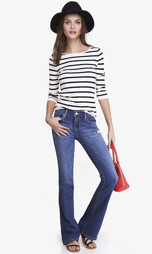 Quần ống loe phối với áo thun hoặc sơ mi đều lý tưởng cho bạn đi làm hoặc dạo phố.