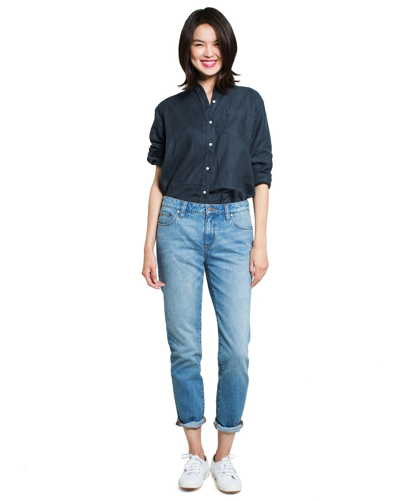 3. Độ tuổi 40: Cô nàng tuổi 40 vẫn có thể mặc jeans boyfriend, quan trọng là màu sắc và kiểu dáng phải nhã nhặn phù hợp với những chiếc áo sơ mi hay áo thun đơn sắc nhẹ nhàng.