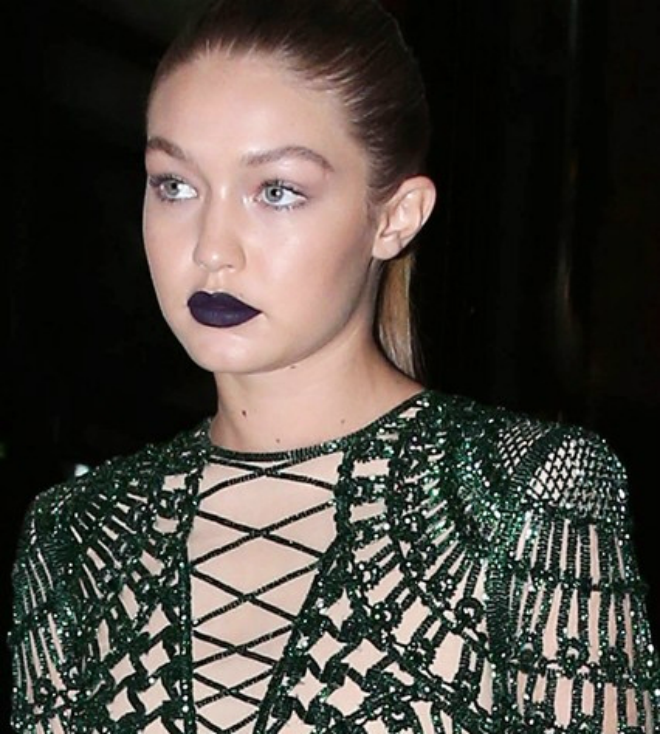 Gigi Hadid gây chú ý không chỉ bởi chiếc đầm statement quá nổi bật mà còn ở màu son backcurrant tại một sự kiện ở Paris.