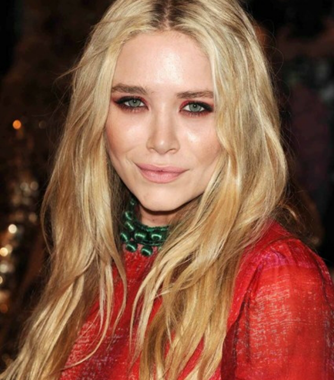 Mary-Kate Olsen chọn son màu nude, nhưng lại gây sốc với đôi mắt thâm đỏ như cô nàng ma cà rồng còn chưa thỏa cơn đói.