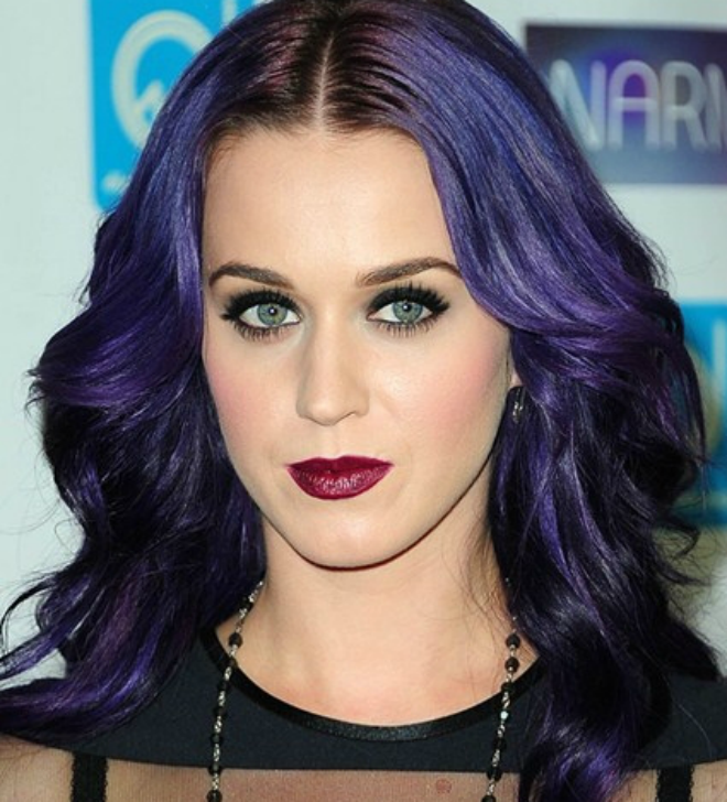 Katy Perry nổi bật, đáng sợ với màu tóc tím sáng bóng, mắt khói cùng tròng mắt xanh, môi đỏ bầm.
