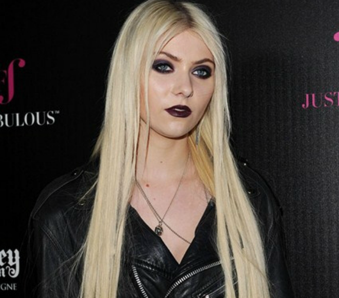 Phấn mắt màu blueberry đậm và son môi cùng tông nổi bật trên nước da trắng khiến cô nàng Taylor Momsen còn đáng sợ hơn ma cà rồng.