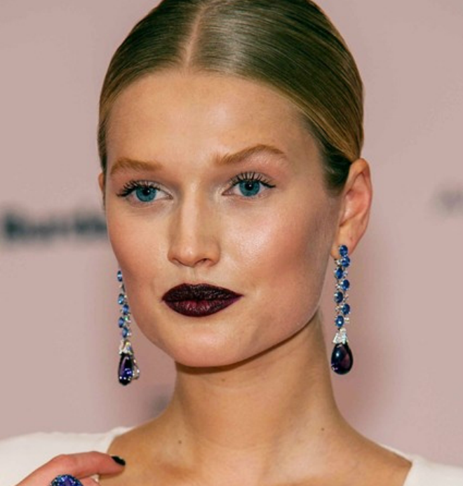 Toni Garrn trang điểm theo màu sắc phụ kiện từ đôi mắt xanh đến màu môi khá hợp với đôi hoa tai dài hình giọt nước.