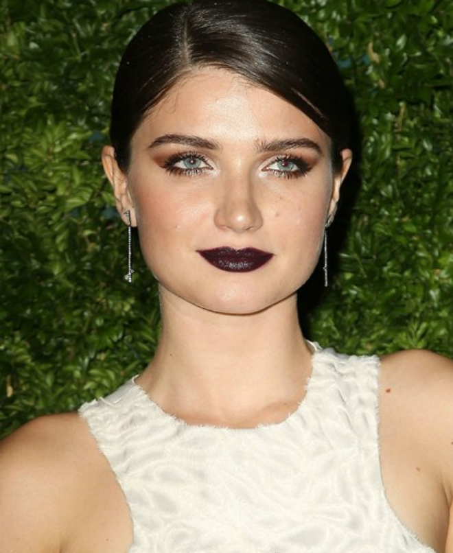 Eve Hewson giữ phong cách trang điểm vampire khi thích màu son tím cà cũng như đôi mắt khói.