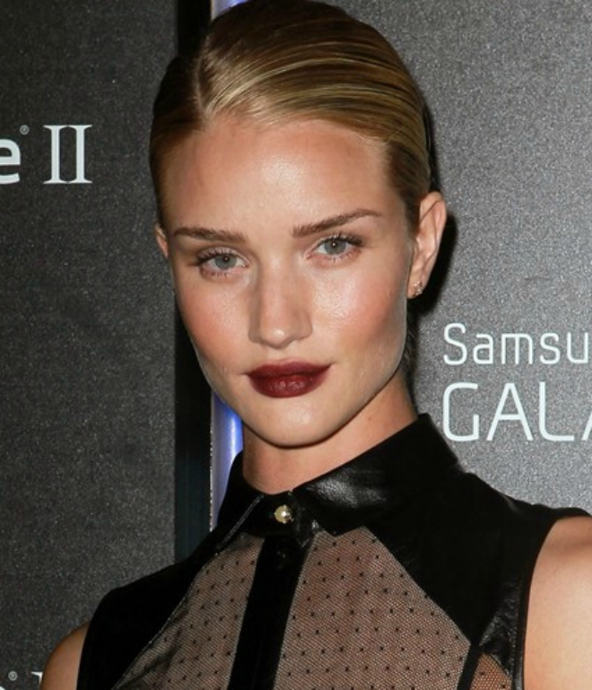 Rosie Hungington-Whiteley gây ấn tượng mạnh với màu son bầm nhưng lại quyến rũ nhờ lối trang điểm tự nhiên.