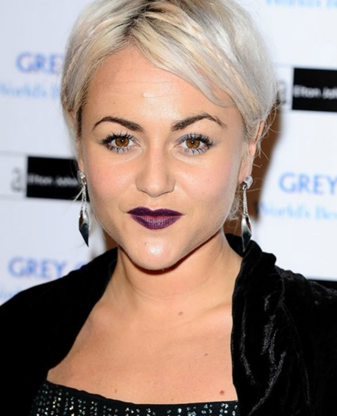 Cũng là lối trang điểm gothic, Jaime Winstone lại có phần ma quái hơn Amanda Seyfried với đôi mắt chải mascara sắc nét, môi màu tím điện tử.