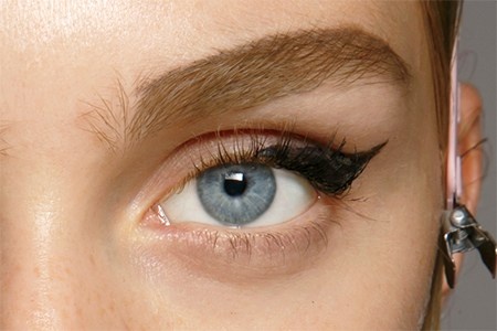 Với cách trang điểm này, thay vì vẽ mắt đen như bình thường, bạn có thể chọn màu nâu xám để vẽ đuôi mắt dày như chiếc cánh.