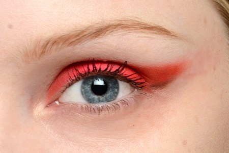 Lấy cảm hứng từ sự hoang dã và mạnh mẽ của các cô gái thổ dân, những người mẫu trong show diễn Max Zara đã tạo nên kiểu vẽ mắt tông đỏ xen chút nâu và mascara mi trên. Để tạo nên phong cách này, bạn cần sử dụng cả chì kẻ mắt và màu mắt dạng bột nén.