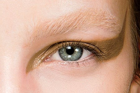 Với hình ảnh nữ chiến binh, chuyên gia trang điểm mắt đã dùng màu mắt dạng kem màu nâu xám để tạo ra đường vẽ mắt bắt đầu từ sống mũi kéo dài đến thái dương, kết hợp với lông mi để tự nhiên và lông mày trắng bạc để tạo đôi mắt mạnh mẽ.