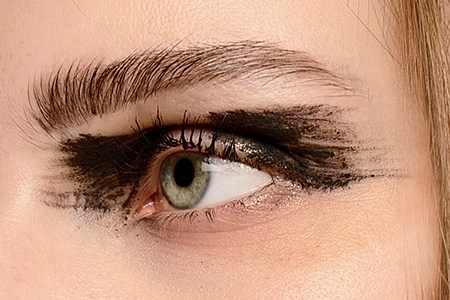 Bạn có thể nghĩ đây là đôi mắt bị vẽ hỏng, nhưng nó lại trở thành điểm nhấn ấn tượng cho các người mẫu trong show diễn của Ann Demeulemeester. Để tạo ra phong cách này, chuyên gia trang điểm đã sử dụng một cây cọ hình quạt, nhúng vào màu mắt dạng kem rồi tạo các đường ngẫu hứng từ giữa mí mắt ra phía đầu chân mày và đuôi mắt.