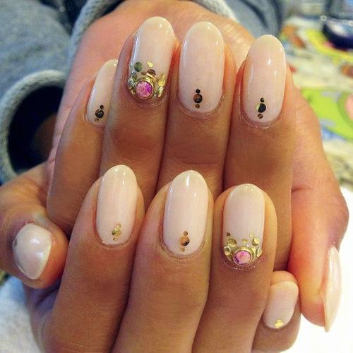 1. Dáng nail hình oval: Dáng này phù hợp cho những cô nàng có ngón tay ngắn, đầy đặn và có phần đệm thịt móng tay dày, không quan trọng bạn có móng tay bản rộng hay hẹp.