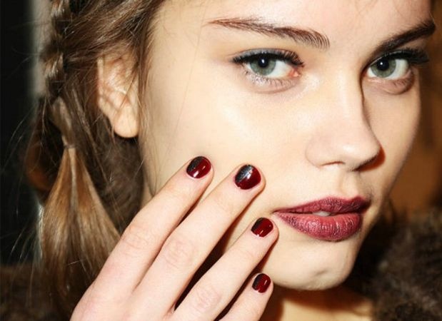 3. Dáng nail hình tròn: Là kiểu móng tự nhiên nhất và dễ thích ứng với các dáng tay khác nhau, đặc biệt là những nàng có móng ngắn. Bạn hãy dũa hai cạnh móng thẳng như dũa móng vuông rồi lượn tròn lại phần rìa móng từ chỗ nhô lên để được vòng tròn hoàn hảo. Tuy nhiên không nên để đầu móng quá dài.