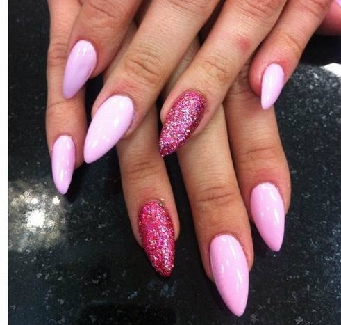 5. Dáng nail nhọn: Dù không phổ biến nhưng dáng nail này rất thích hợp cho những nàng có móng tay nhỏ và ngắn. Nó có tác dụng làm thon mảnh và làm ngón tay trông dài, nhã nhặn hơn.