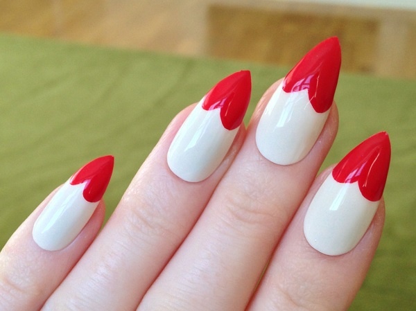 Bạn hãy dũa hai bên cạnh thật đều và vuốt nhọn lên cho tới khi tạo được đầu móng ưng ý. Tuy nhiên bạn nên cẩn thận vì móng dáng này khá yếu và dễ bị gãy.