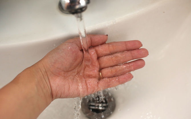 3. Làm sạch tay với nước Khi nặn mụn, vi khuẩn xung quanh rất dễ xâm nhập, vì thế để mụn chóng lành hơn bạn cần làm sạch tay cũng như các vùng da xung quanh vết mụn trước khi nặn.