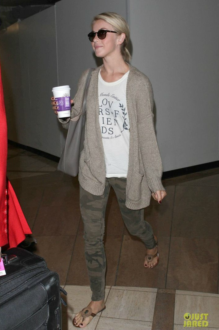 Julianne Hough đơn giản nhưng vẫn cá tính khi mix quần jean rằn rì cùng cardigan và t-shirt sáng màu.