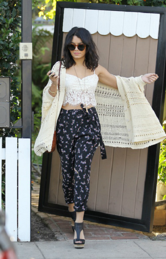 Cô nàng xinh đẹp Vanessa Hudgens diện quần hoa màu đậm với áo corset và áo khoác cardigan, tạo phong cách thời trang rất sành điệu và trẻ trung.