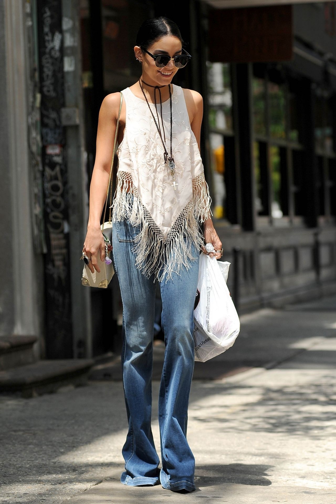 Có vẻ như Vanessa Hudgens rất yêu thích thời trang cổ điển như vintage hay thời trang của thập niên 1970. Nữ diễn viên vô cùng nổi bật trên đường phố với quần ống loe phối cùng áo tua rua dạng yếm, vòng cổ layer dây da.