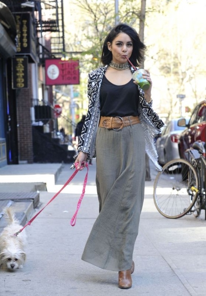 Cô nàng hippie chính hiệu trên đường phố New York. Nữ diễn viên dẫn cún cưng đi dạo với trang phục mang đậm phong cách bohemian từ áo khoác hoạ tiết tribal, váy maxi kết hợp thắt lưng da bản lớn, vòng cổ choker...