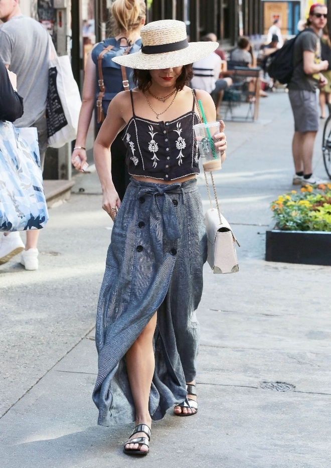 Vanessa Hudgens nổi bật trên đường phố New York với áo cami thêu của Free People, váy maxi của Mrrissa Webb, sandals da và túi xách Leslie của Orka Mesica.