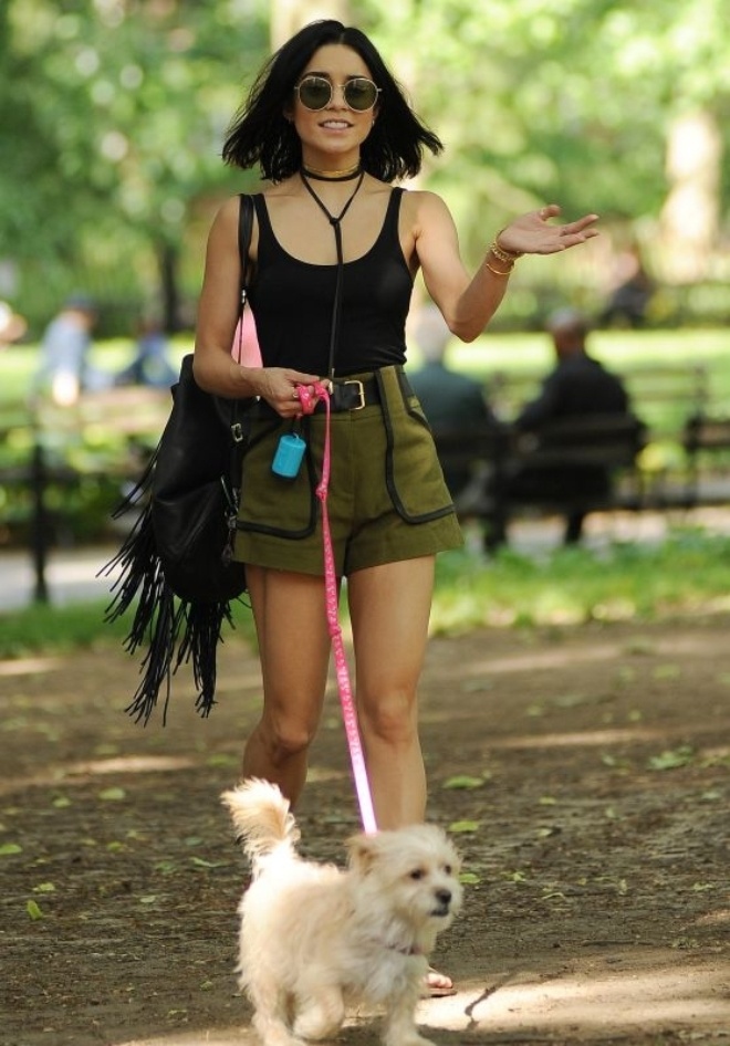 Không chỉ có trang phục, những chiếc túi tua rua cũng góp phần tạo nên cá tính của Vanessa Hudgens.