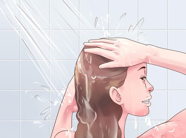  5. Chống chẻ tóc Nhờ tác dụng làm đóng các lớp biểu bì nên dấm táo sẽ duy trì độ ẩm, làm hạn chế tình trạng xơ rối, chẻ tóc.  6. Điều trị gàu Phép lạ giấm có tính kháng khuẩn, chống viêm và chống nấm, có tác dụng diệt nấm men gây ra gàu, bong, hoặc da đầu ngứa. 