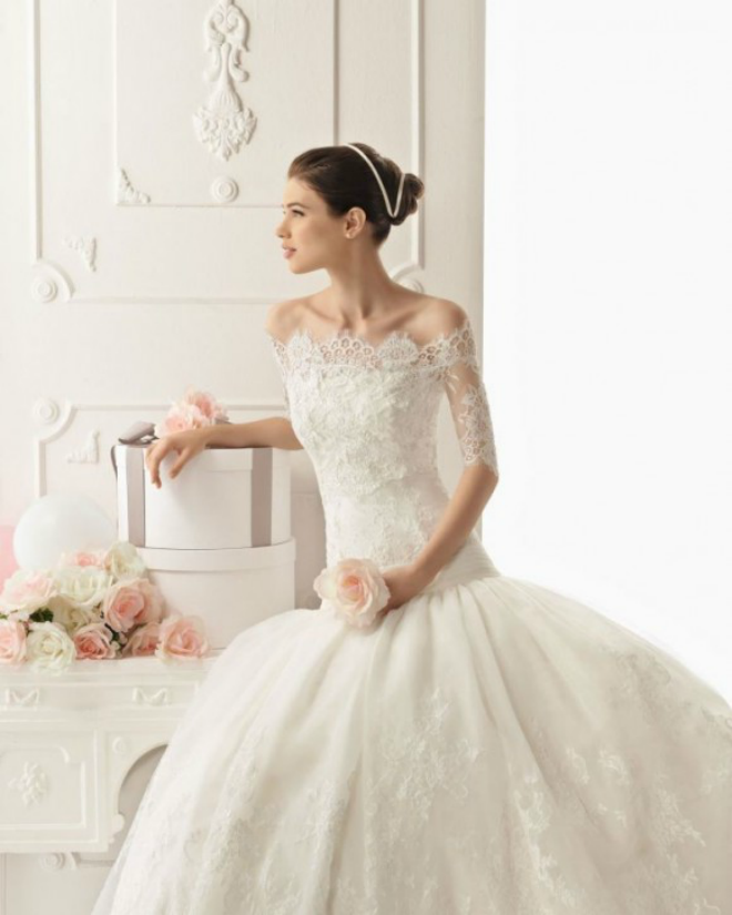 Chiếc váy cưới hạ eo giúp cô dâu có vòng 2 lý tưởng phô diễn được số đo đáng mơ ước của mình.