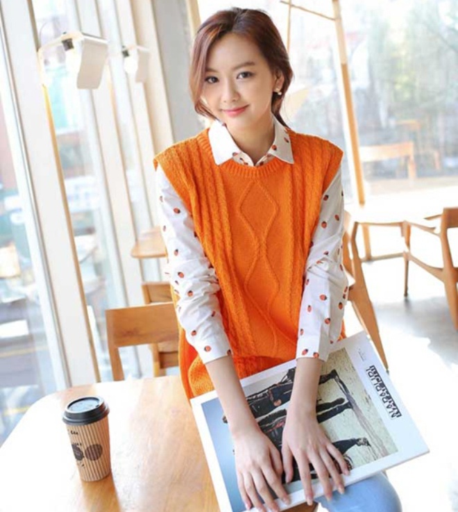 Một chút khỏe khoắn của những chiếc sơ mi cổ đức kết hợp áo len sát nách hay áo len cổ tròn, thậm chí là những chiếc áo khoác len rất thú vị và hợp tiết trời thu se lạnh.