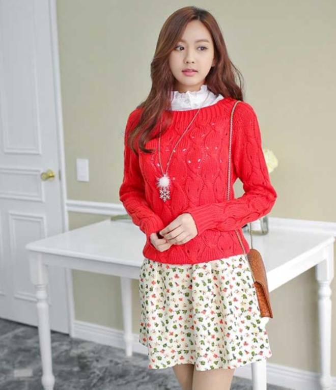 Với cách kết hợp này bạn gái trẻ có thể mix cùng chân váy xòe, váy ôm nhiều màu sắc, vừa nữ tính mà vẫn rất khỏe khoắn.