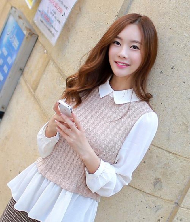 Kiểu mix đồ layer được ưu ái khá nhiều trong những năm gần đây, với cách mix áo sơ mi mặc trong và áo len cổ tròn mặc ngoài, để hở phần cổ sơ mi hay phần đuôi áo nhưng cũng đủ tạo điểm nhấn lạ, đẹp cho người mặc. 