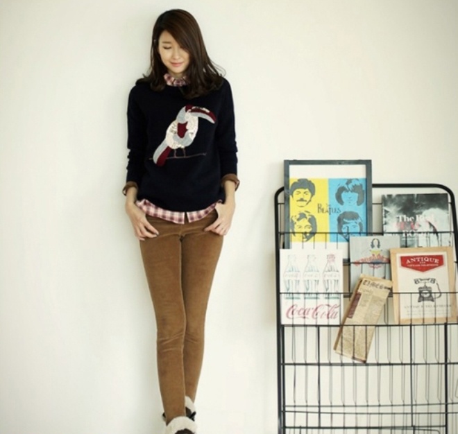 Chỉ cần một chút khéo léo lựa chọn những chiếc áo len cổ tròn dáng hơi bo gấu hay dáng eo vừa phải mix cùng những chiếc sơ mi trắng, sơ mi họa tiết, hay kẻ sọc hợp tone màu là bạn đã có set đồ cực chất tới công sở, tới trường trong cái lạnh của mùa thu.