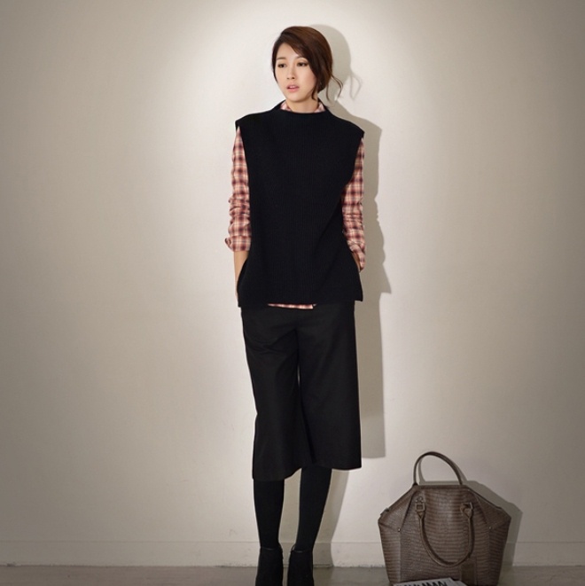 Kết hợp áo len màu xám và áo sơ mi kẻ sọc là cách làm khéo léo và không bao giờ hết thanh lịch và bạn có thể mix kèm theo quần culottes.