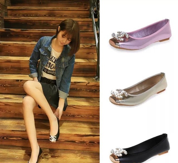 Giày búp bê đế bệt: Một đôi giày bellet đế bệt với gam màu đỏ bắt mắt không chỉ giúp bạn thoải mái hơn khi đi dạo phố mà còn giúp bộ trang phục tưởng chừng không có vẻ gì đặc biệt của bạn trở nên ngọt ngào, nữ tính và trẻ trung hơn rất nhiều.