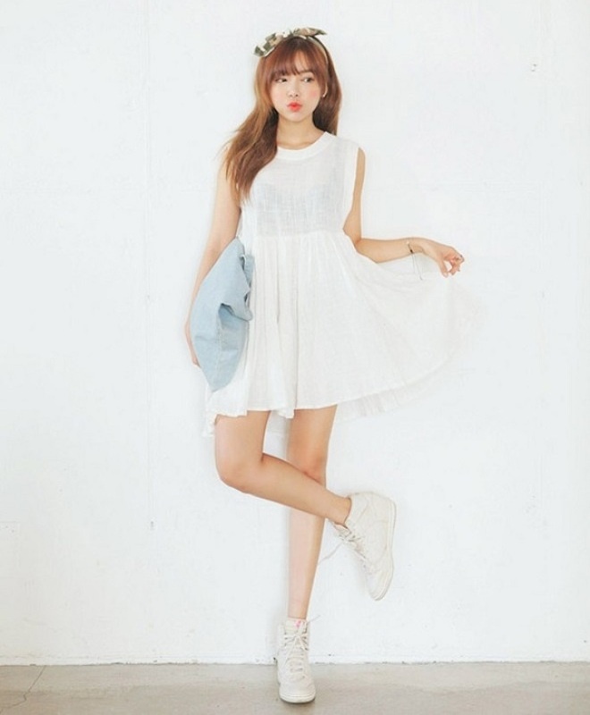 Giày thể thao hoàn toàn có thể được mix với váy trắng, tạo sự phá cách cho trang phục của bạn.